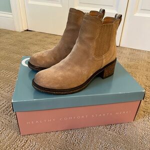 Aetrex Willow taupe boots
